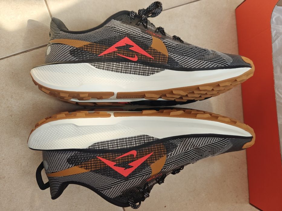 Nike НОВИ 38.5н маратонки