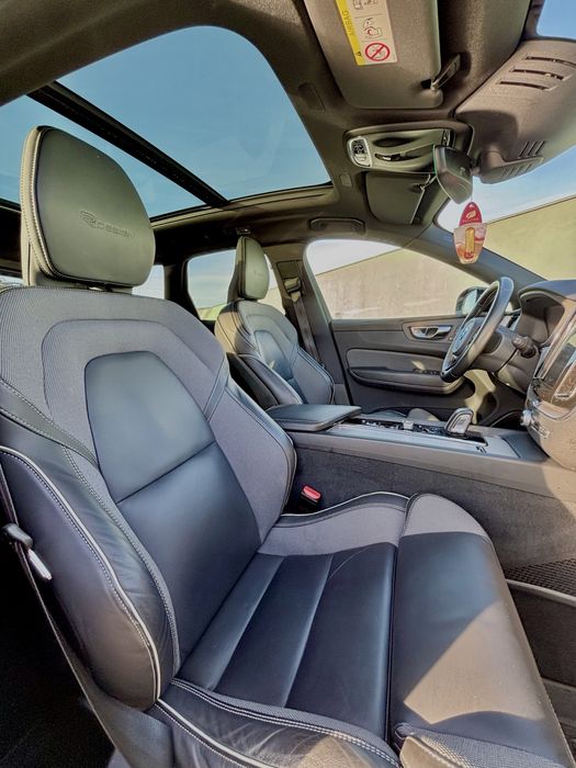 Volvo XC60 4X4 R-DESIGN Crystal White