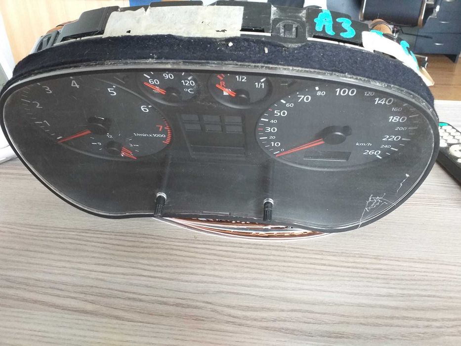 vand bord Audi A3-200 lei