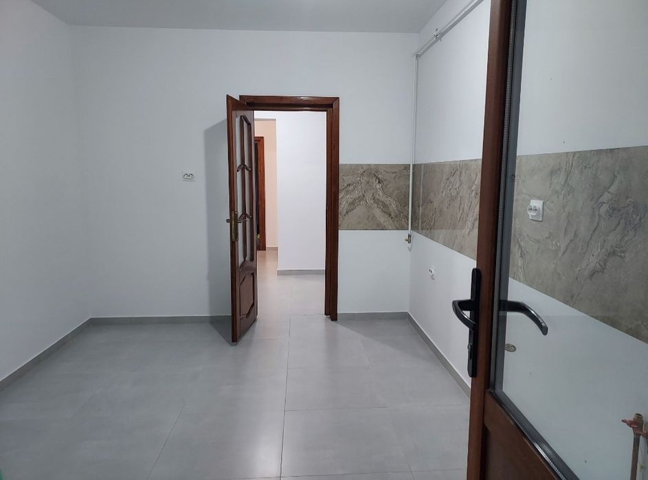 Apartament Pacurari 3 camere etaj 2/9 din 1990 Decomandat  Renovat