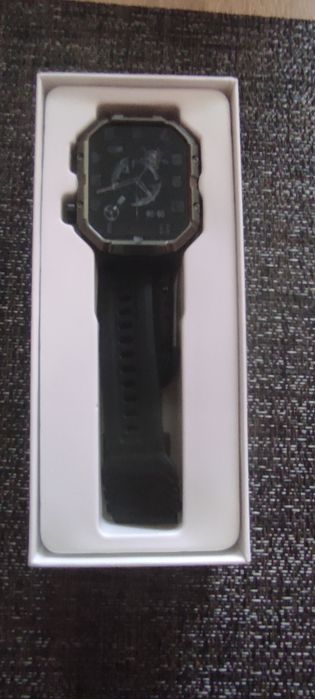 Продавам смарт часовник с функция за отговаряне на повикване