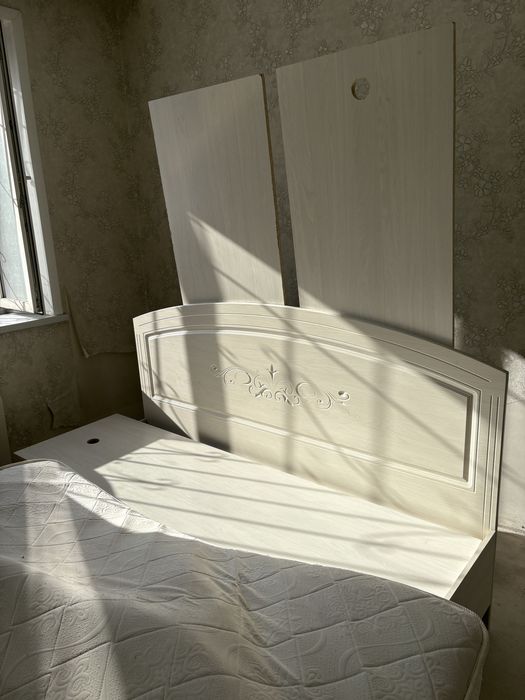 Кровать б/у с матрацем и 2 тумбочками