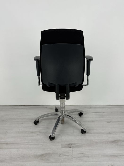 Drabert Entrada е стилен и модерен стол ергономичен дизайн,