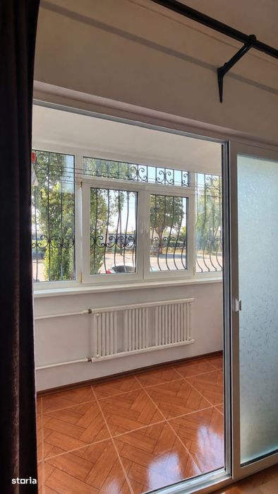 Garsoniera decomandata cu bucatarie inchisa si balcon
