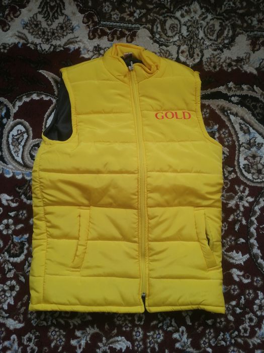 Жёлтые мужские жилетки.