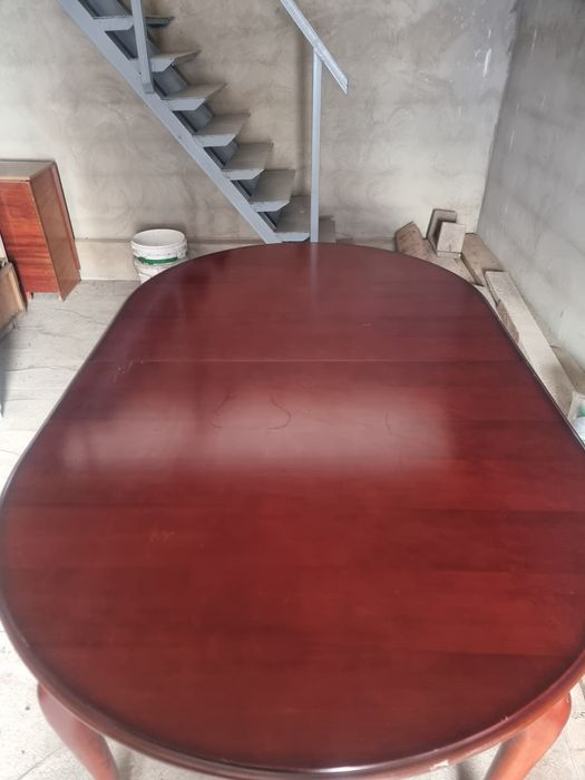 Стол деревянный.