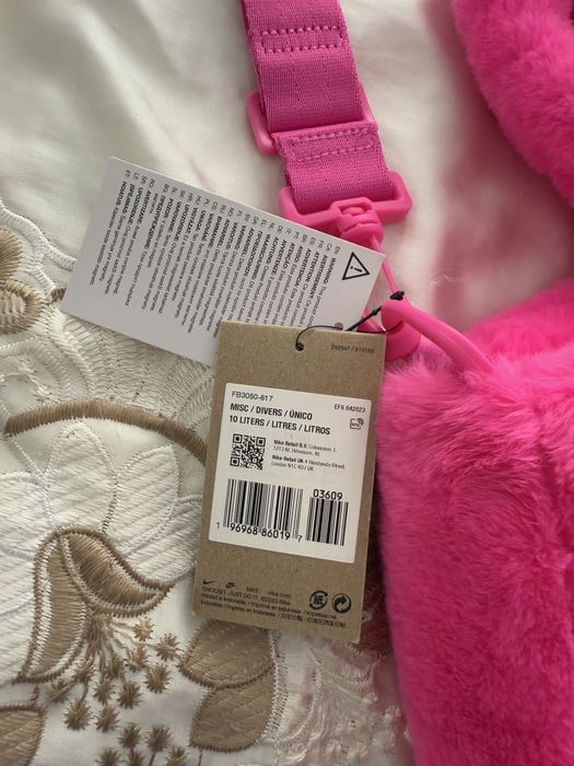 Чисто нова цикламена плюшена чанта Nike