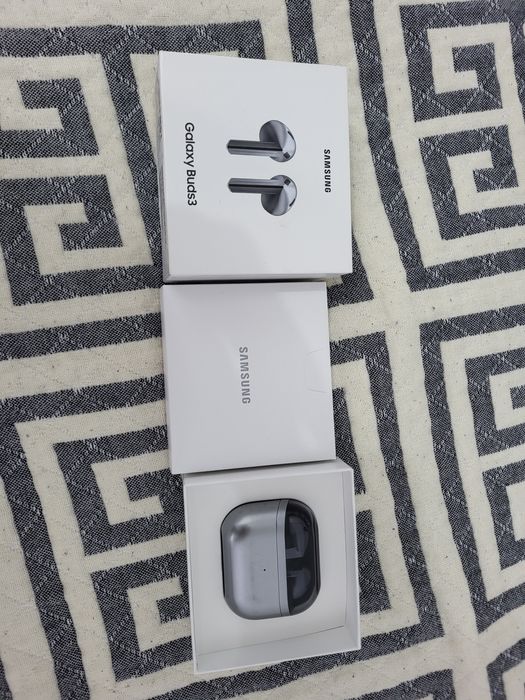 Samsung buds 3 .