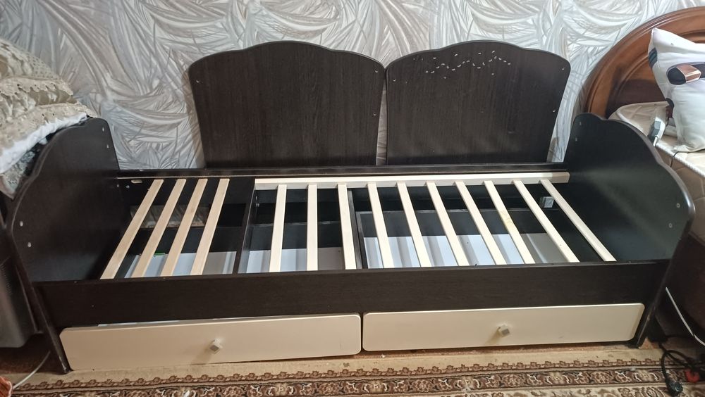 Детская кровать с матрасом + комод