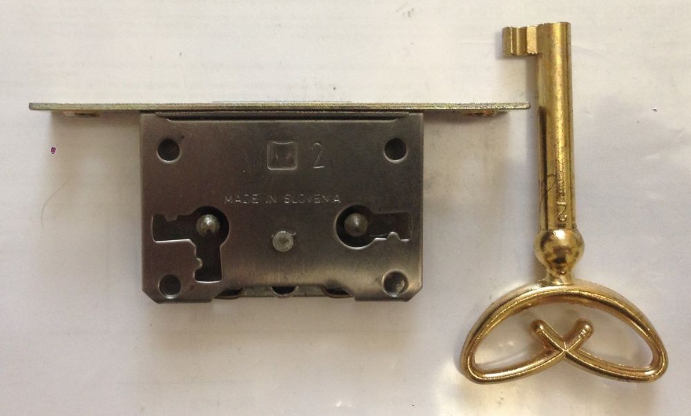 Замок мебельный металлический