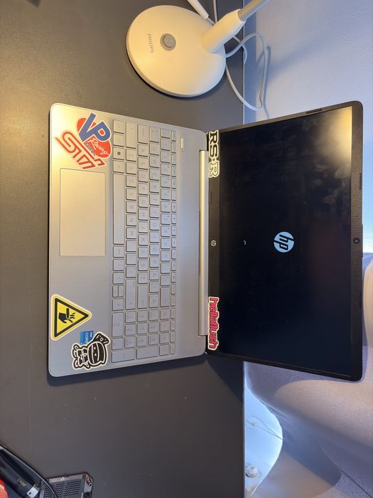 Vand laptop HP+tastatura Apple