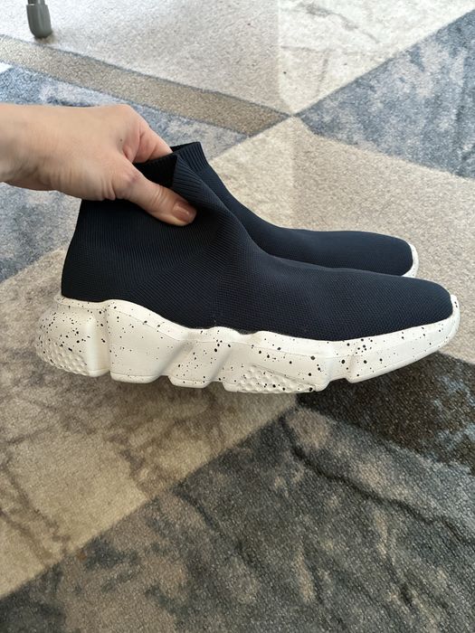 Продам кроссовки новые