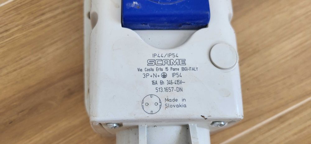 Vand priza industriala combinata cu impamantare pentru santier