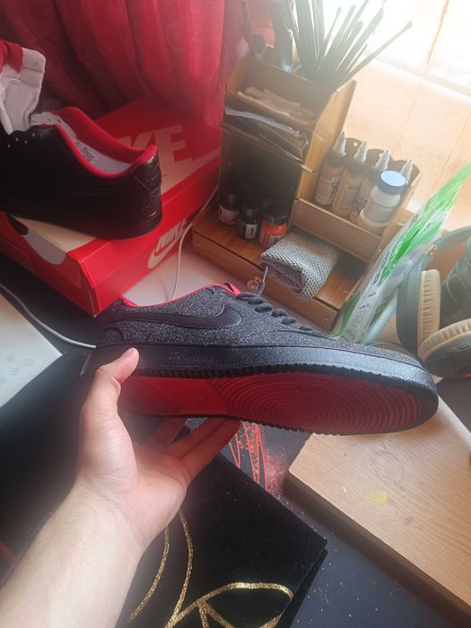 Nike personalizați – sclipici negru + talpă roșie