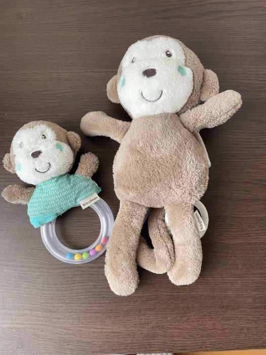 Меки играчки - дрънкалка и музикална играчка маймунка