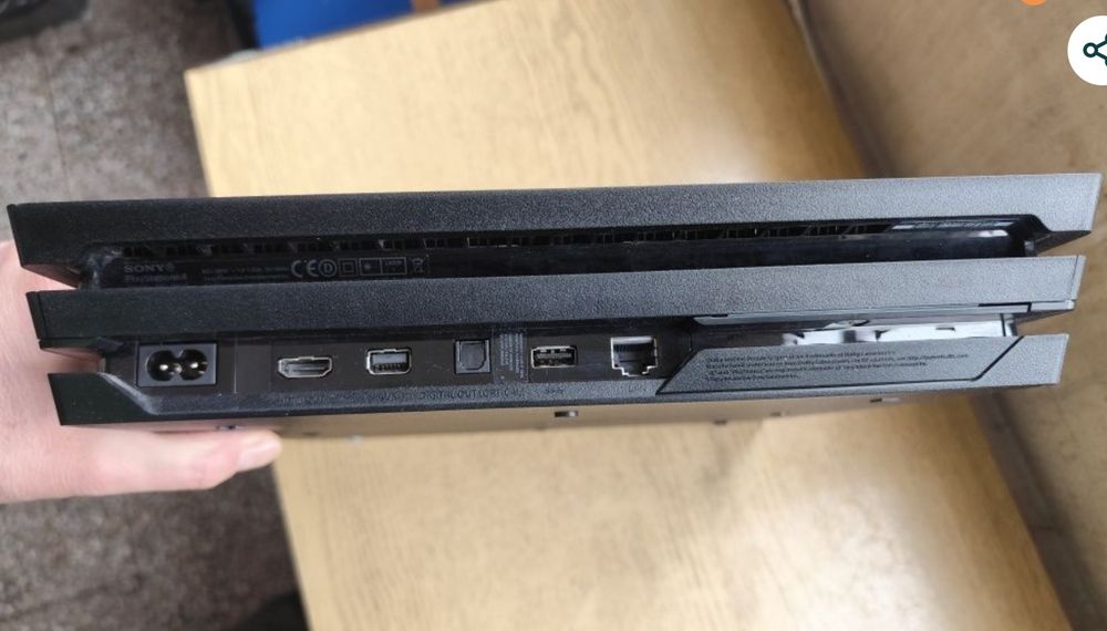 Продавам /Playstation 4 Pro/1TB/