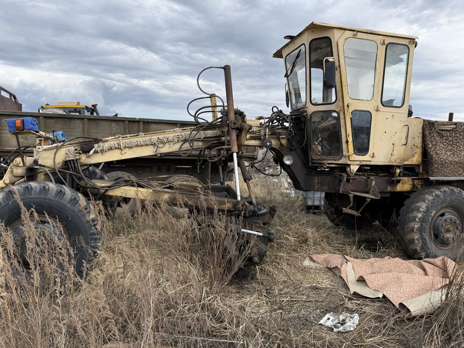 Автогрейдер ДЗ продам