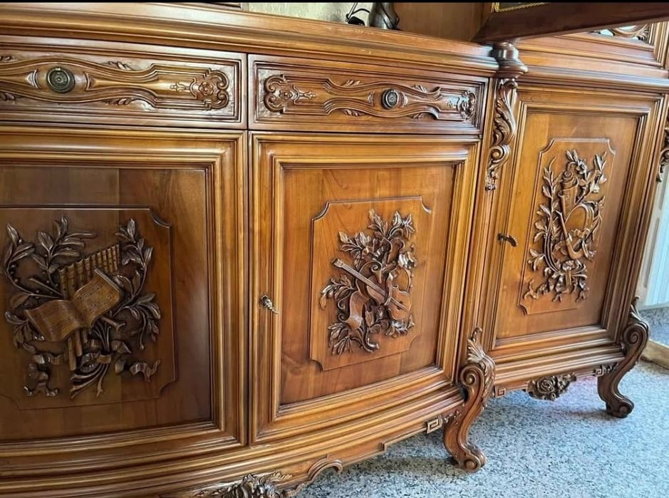 Масивна антикварна дървена витрина