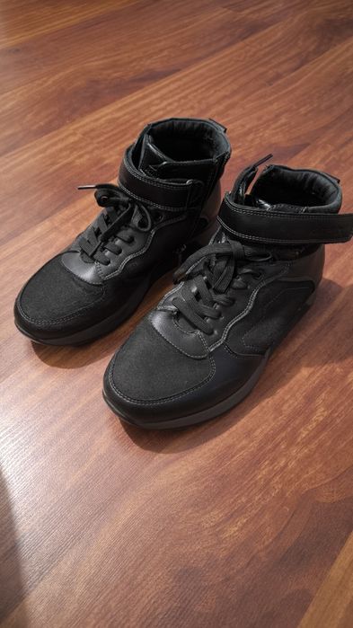 Ботинки продам , размер 39 .