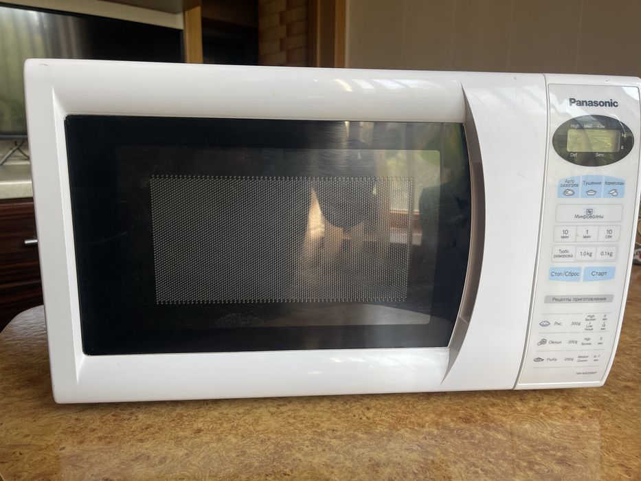 Продам б/у микроволновую печь Panasonic NN-MX26WF