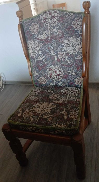 Set masă din lemn masiv + scaune tapițate – elegant și rezistent