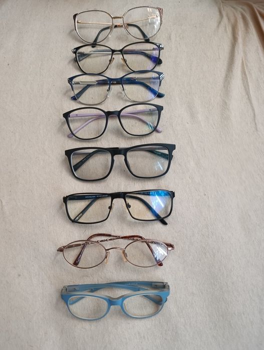 Продавам слънчеви очила.