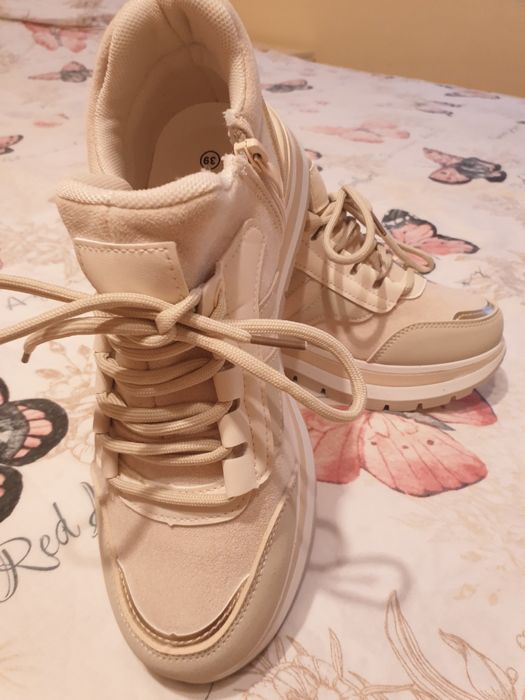 Аткуални за сезона ,Дамски велурени обувки 39 номер