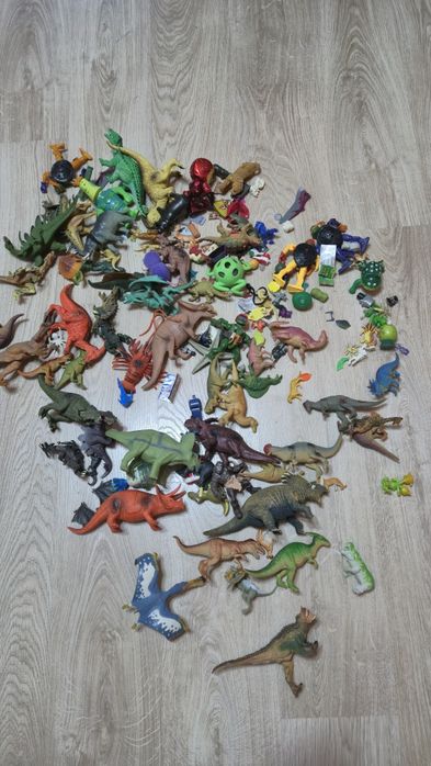 Фигурки динозавров