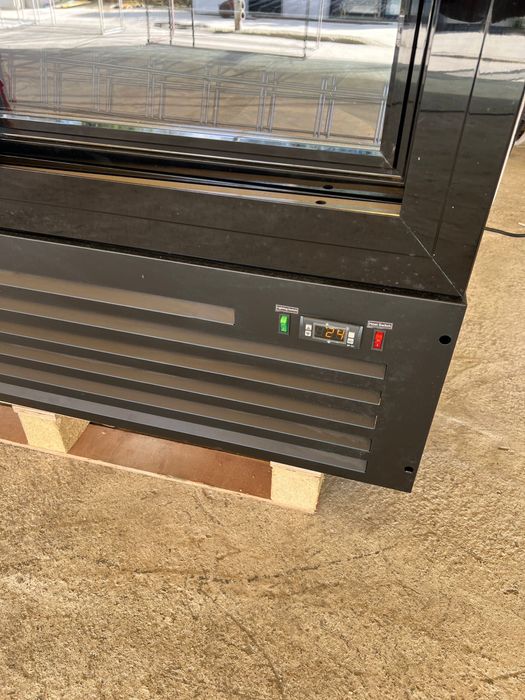 Vitrina frigorifica verticala cu 2 usi si benner de prezentare