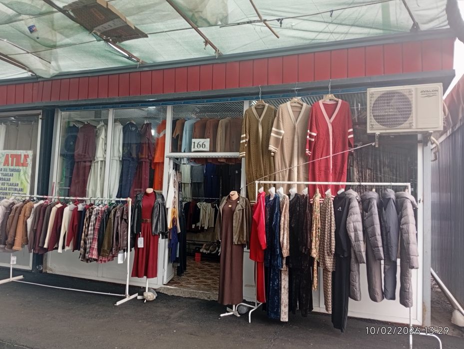 Окдарё лойш кийм бозорида дукон сотилади