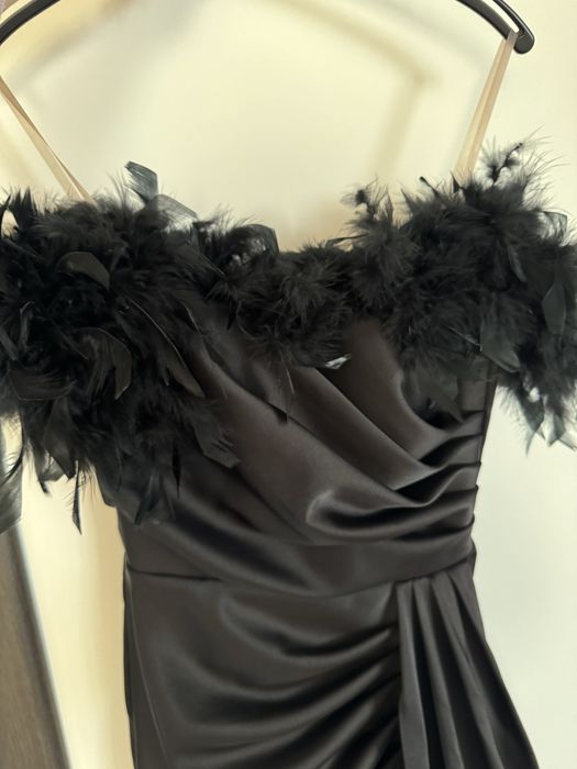 Rochie neagra cu pene