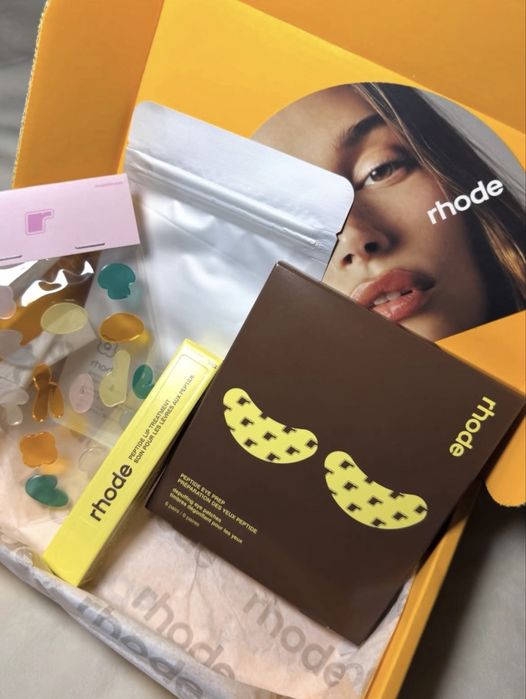 Оригинални лимитирани rhode x Justin Bieber, Hailey Bieber: Caramelized Banana Lip Gloss гланц, Eye Patches пачове за очи и цветни лепенки за пъпки