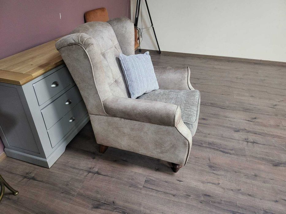 Бежов стол от плат, кресло в ретро стил