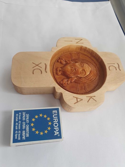 Cruci de perete sculptate in lemn de tei cu Chipul Mântuitorului