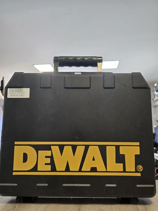 Винтоверт DeWalt с 2 батерии