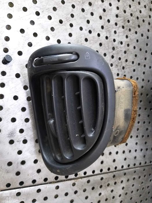 Grila ventilatie bord stanga peugeot 206 2002 9632184877