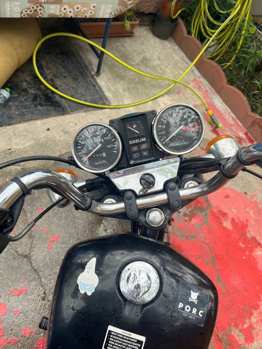 Motocicletă Daelim VC 125 advence 1997.Miic defecte estetice.Motocicleta nu are nevoie de investiții inafara de consumabile.Kit de lanț aproape nou