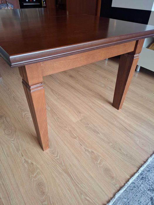 Продавам масивна луксозна маса за трапезария