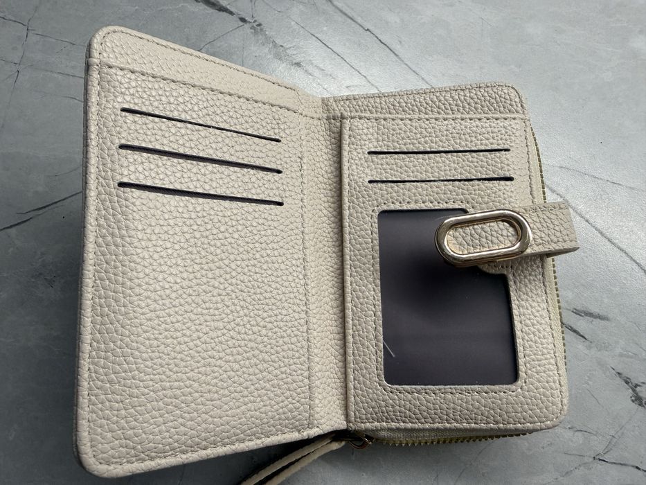 Портмоне в бежов цвят