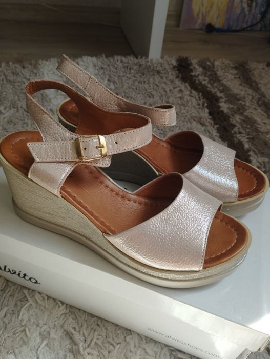 Босоножки кожаные новые