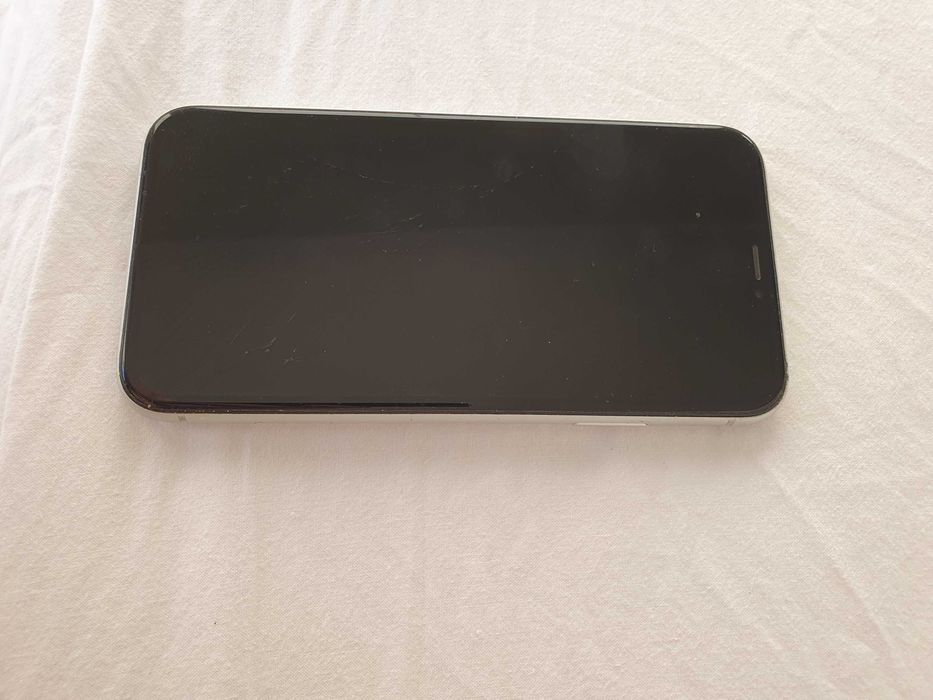 iPhone XR с пукнат екран