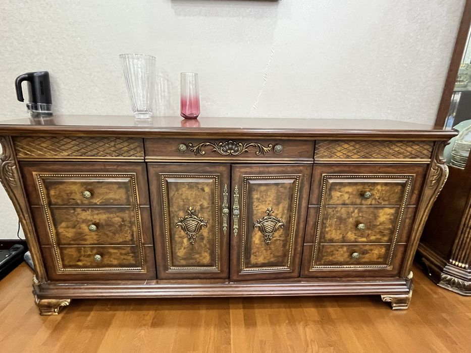 Сервант с комодом из чистого дерево