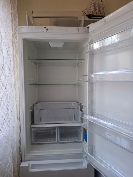 Продам  холодильник  индезит