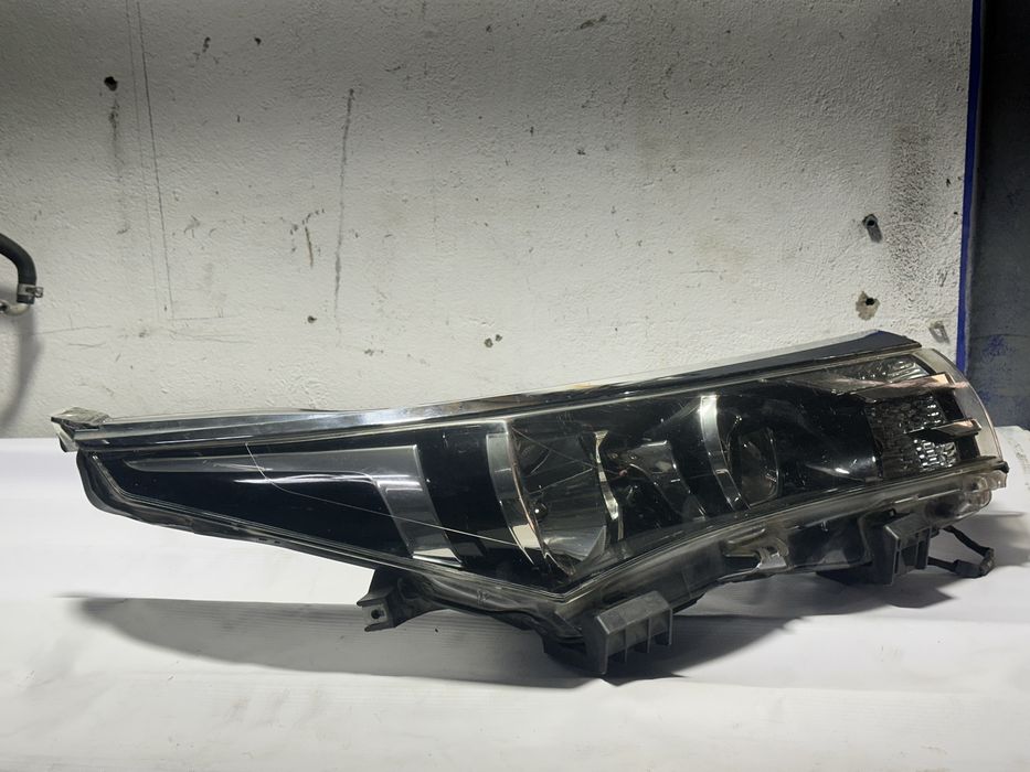 Фара передняя правая Toyota Corolla E180