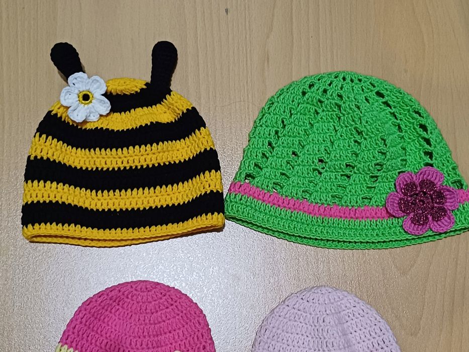Плетени детски шапки и шалчета