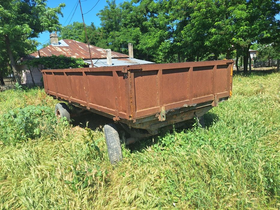 Vând  o remorcă de cărat baloți, remorcă de 5 t ,vagon și mătură fără peri pentru tractor de 80 cai