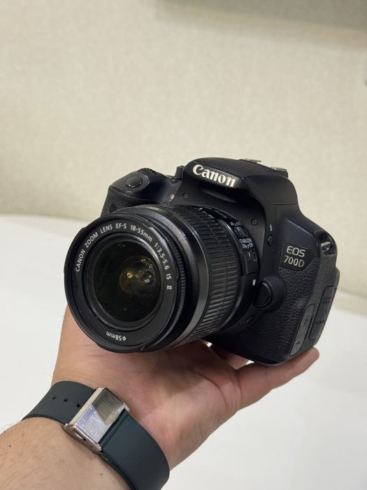 Canon EOS 700D с объективом