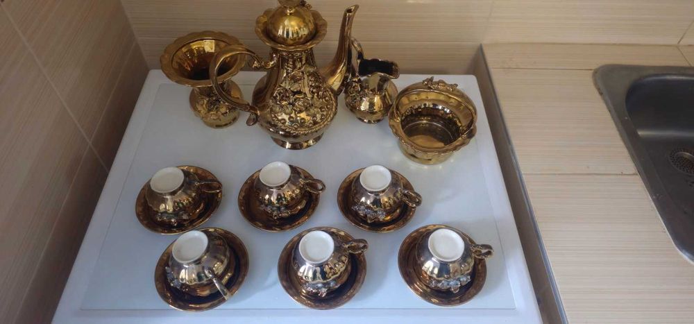 Позлатен порцеланов сервиз
