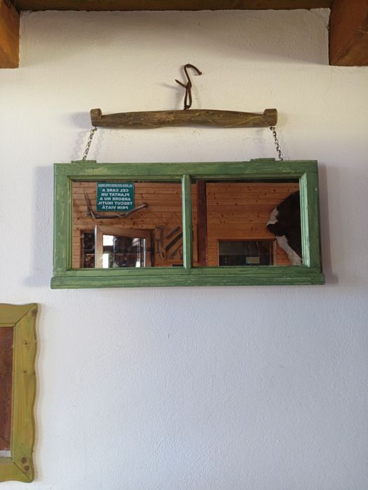 Oglinda artizanala montata pe cruce de caruta