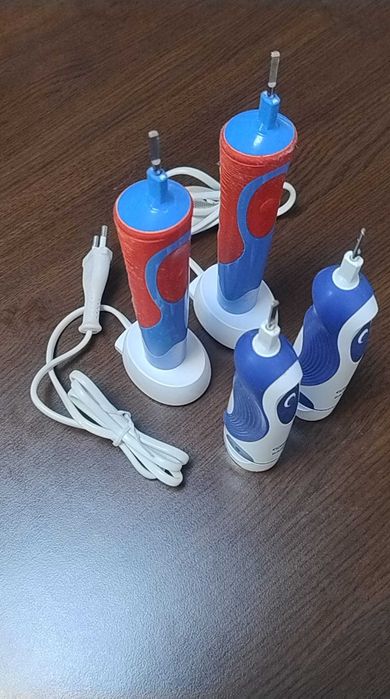 4 periuțe electrice pentru copii/adulți Braun Oral B și 2 încărcătoare